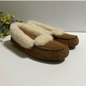 UGGS SIZE 5 (big kid) SLIPPERS LEATHER SEUDE